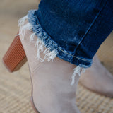 Lisse Mid Rise Ripped Straight Fit Jeans
